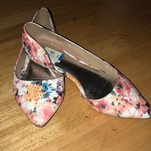 ADORABLE FLORAL POINT TOE FLATS!